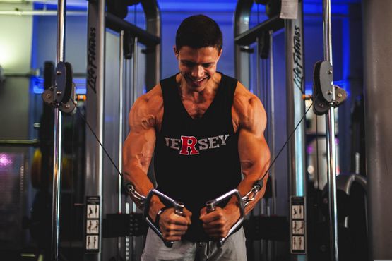 In che modo gli steroidi aiutano a migliorare la comunicazione neuromuscolare?